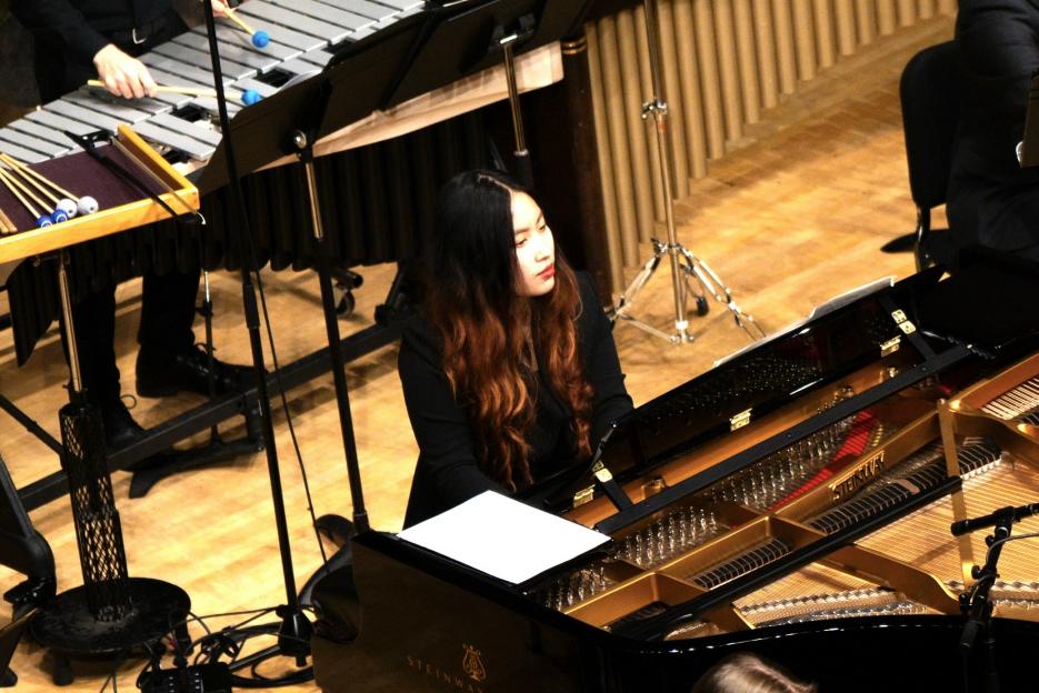 Read more about the article Talented Pianist Irene Yinxuan Long Shines in Wind Symphony Band’s Spellbinding Performance of Joseph Schwantner’s In the Evening’s Stillness